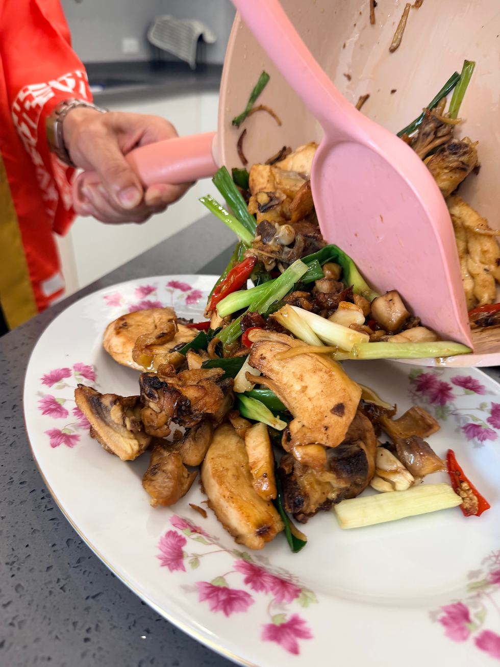 待醬汁收乾並均勻包覆雞肉後，即可盛盤享用。