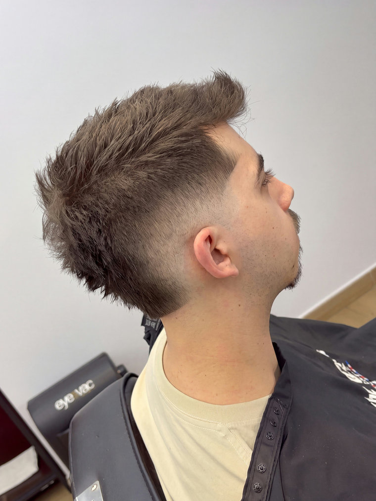 Degradado a piel en proceso en la barbería The Cave, La Cala de Mijas