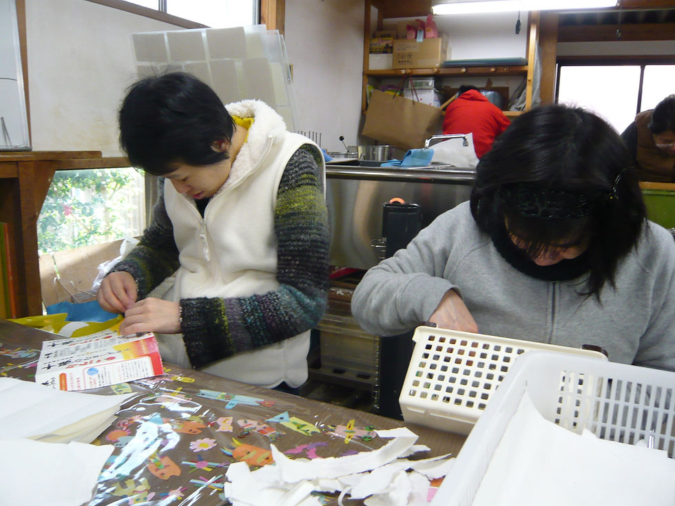 紙漉きの原料を作っています