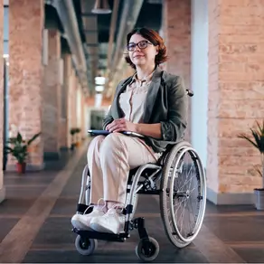 femme en fauteuil roulant dans un bâtiment