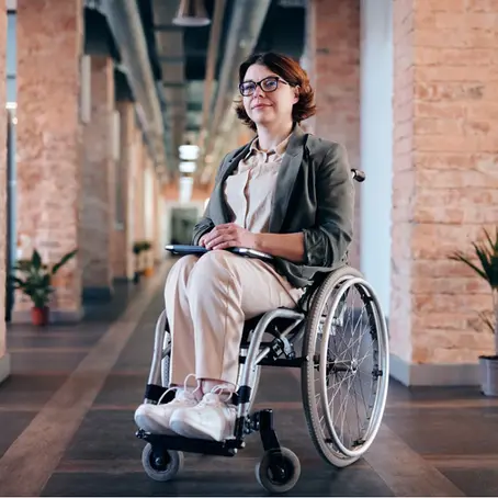 femme en fauteuil roulant dans un bâtiment