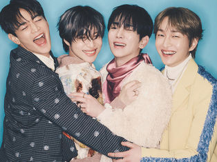 Os quatro membros do SHINee se abraçam em imagem conceito de divulgação para o álbum single "Poet | Artist"