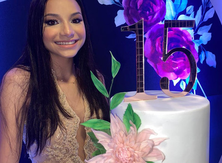 Ana Vitória celebra seus 15 anos em família