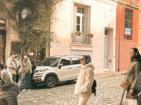 Escenas durante el tour inmersivo con auriculares por San Telmo