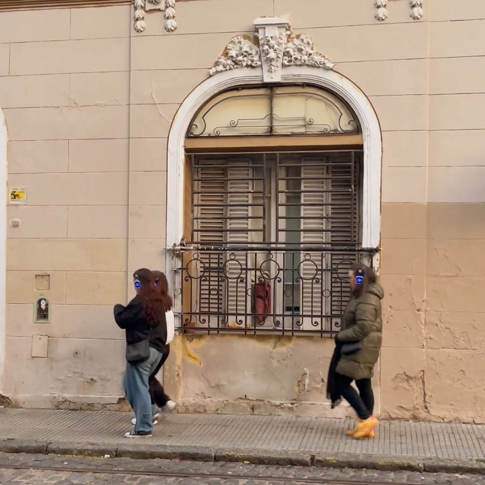 Participantes del recorrido inmersivo recorren las calles de San Telmo mientras descubren la historia del tango a través de auriculares inalámbricos.