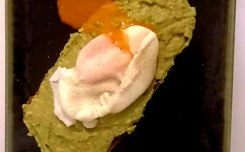Bruschetta Abacate e Ovo Poché - Mó Café
