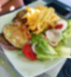 Bife com batata frita, ovo estrelado e salada