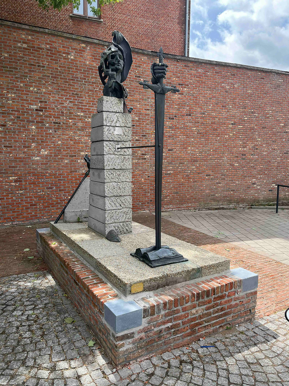 Het standbeeld van Jean-Paul Laenen, Boanerges Santiago de Compostella 1985 op de hoek Terelststraat en de Strijdersstraat waar vroeger het ouderlijke huis van Frank en Patrick stond. (foto PetCro)