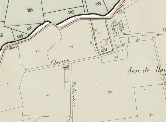 Op de kadasterkaart van Popp anno 1870 zien we de percelen A10, 11 en 12 staan, de basis van de fruitkwekerij van Nijs. Rechts schuin erboven drie andere hoeven van het gehucht De Verbrande Hoeve. (Geopunt)