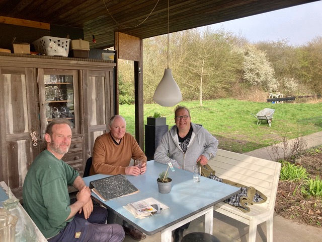 V.l.n.r.: Steve Laenens, Peter Crombecq en Albert Baeckens op het terras van het Blikken Huisje. (Collectie Albert Baeckens)