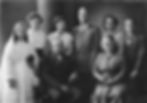 Familiefoto van het gezin Van Tongelen-Keersmaekers met v.l.n.r.: de zes kinderen Clementina Julia Maria ‘Min’, Anna Maria Augusta ‘Gusta’, Lea, Hugo Ludovicus ‘Lowie’, Maria Theresia ‘Treeza’ en Carolus Hubertus ‘Karel’ en zittend de ouders Adrianus Constantinus ‘Stan’ en Maria Ludovica ‘Louisa’. (Collectie Albert Baeckens)