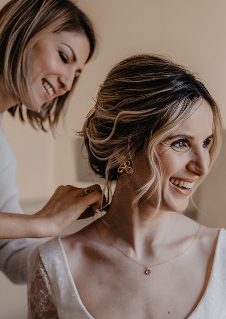Chignon romantique de mariée avec finition naturelle et élégante
