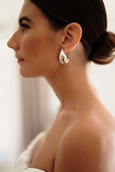 Chignon bas moderne  et élégant de mariée