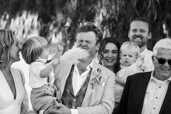 bruidegom met kindje