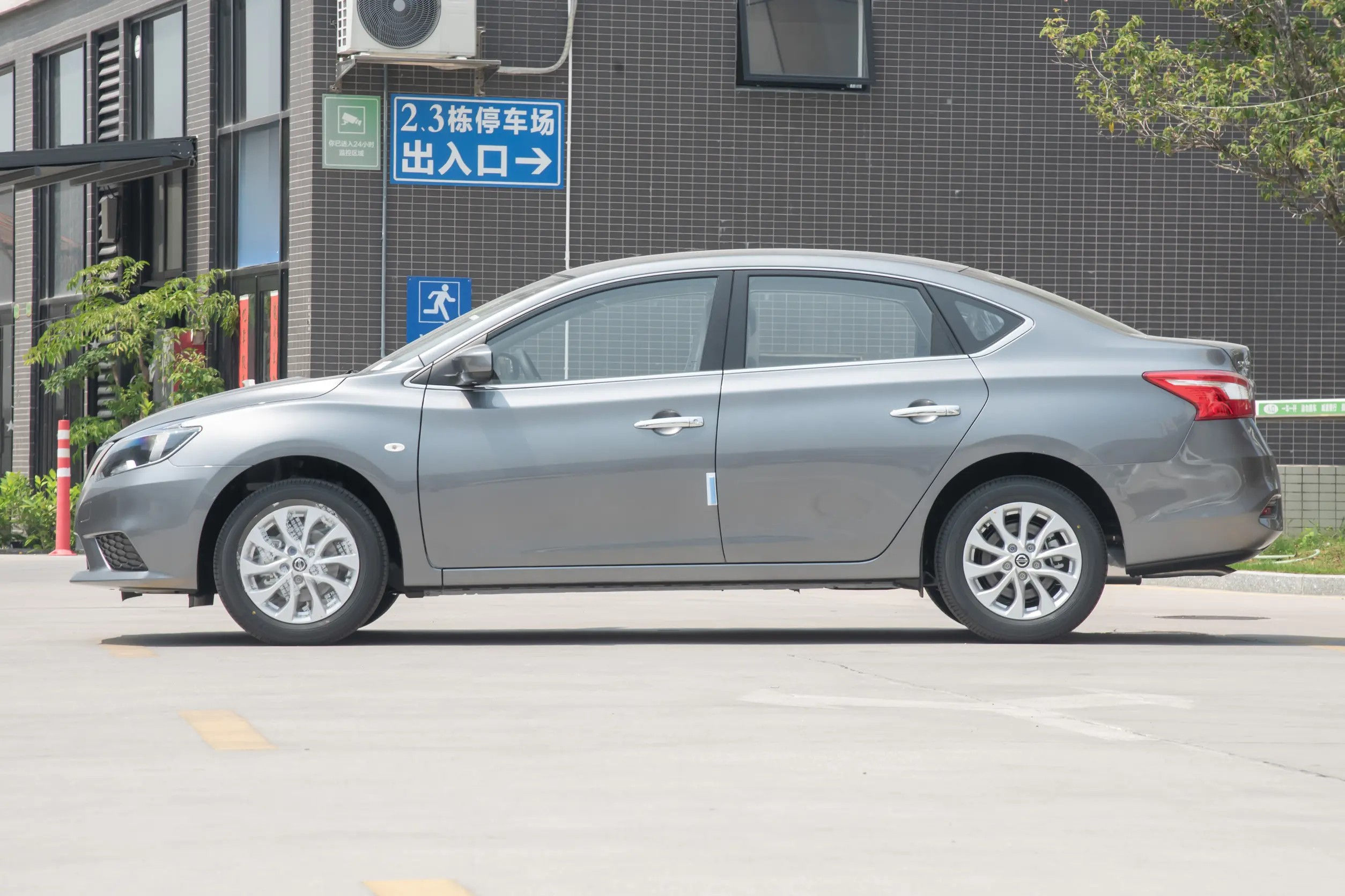 Hot Sale Nissan Sylphy 1.6L CVT Automatic Sedan Left Hand Drive High Speed Gaso