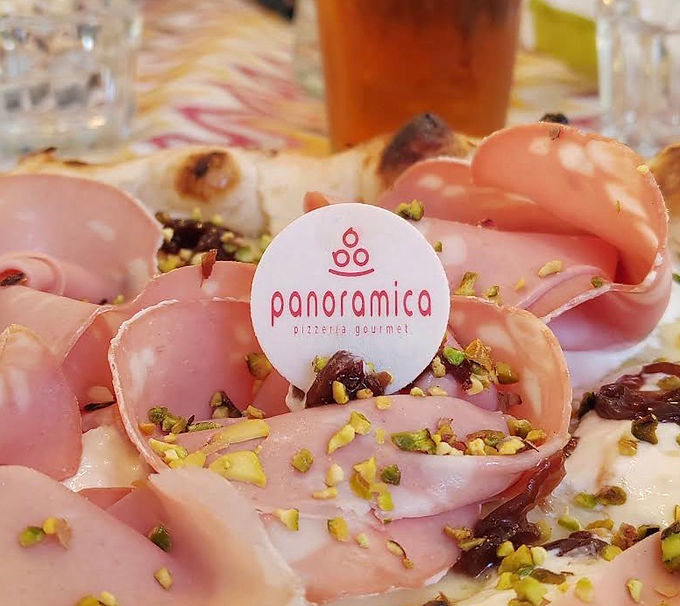 Decorazione commestibile con logo su pizza gourmet con mortadella