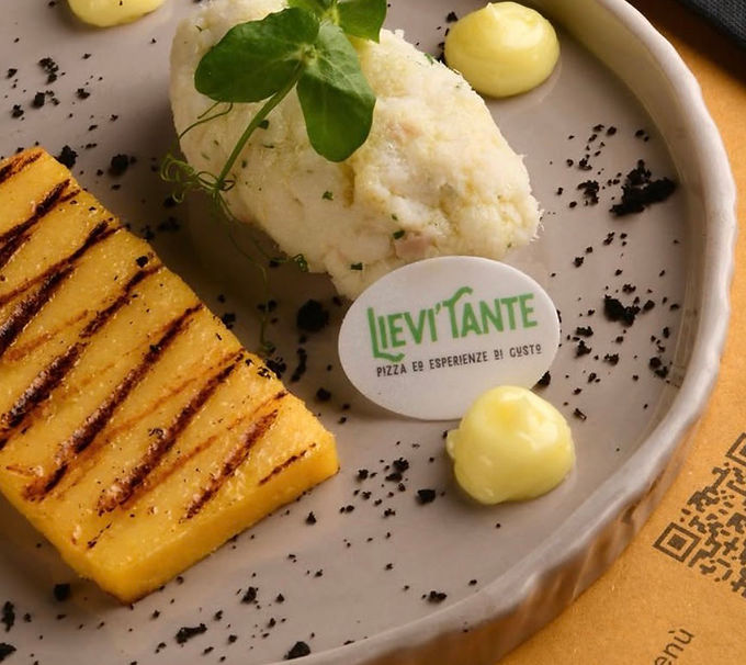 Logo commestibile su piatto gourmet con polenta grigliata