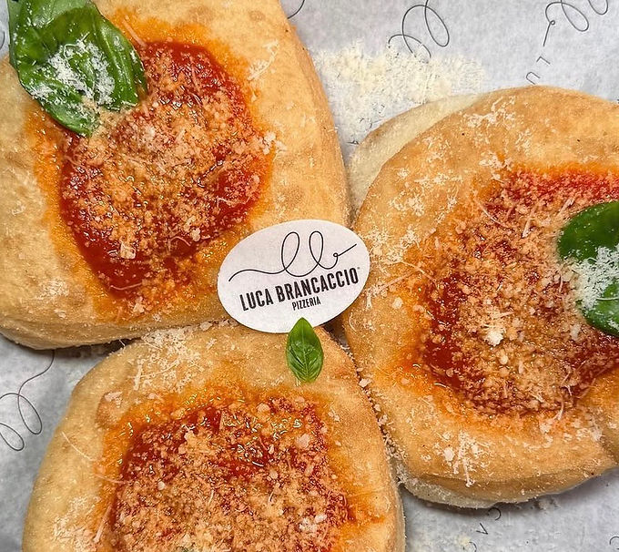 Cialdine personalizzate su pizzette fritte al pomodoro