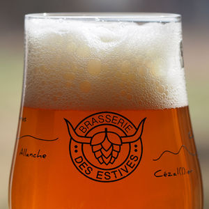 Verre de la Brasserie Artisanale "Brasserie des Estives" proposés à la carte du bar Le Grand Café, situé à Murat, Cantal 15.