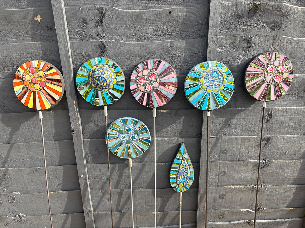 Pikkukuva: Stained glass garden flower