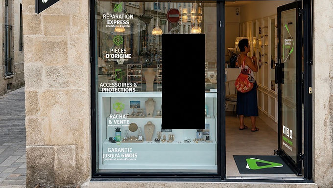 <p class="font_8"><strong>Réparation téléphone à La Rochelle – Replayce</strong></p>
<p class="font_8"><strong>Votre spécialiste de la réparation de smartphones à La Rochelle</strong></p>
<p class="font_8">Vous recherchez un professionnel pour la réparation de votre téléphone à La Rochelle ? L’atelier Replayce vous accueille pour réparer votre smartphone, tablette ou ordinateur portable rapidement, avec ou sans rendez-vous.</p>
<p class="font_8">Nos techniciens interviennent sur la majorité des marques : iPhone, Samsung, Google Pixel, Xiaomi, Huawei, Oppo, Honor, OnePlus, Sony, Nokia et bien d’autres.</p>
<p class="font_8">Grâce à notre expertise et à des pièces de qualité, la plupart des réparations sont réalisées en moins d’une heure.</p>
<p class="font_8"><strong>Nos services</strong></p>
<p class="font_8">Chez Replayce La Rochelle, nous proposons de nombreux services :</p>
<ul class="font_8">
<li><p class="font_8">Remplacement d’écran cassé</p></li>
<li><p class="font_8">Changement de batterie</p></li>
<li><p class="font_8">Réparation du connecteur de charge</p></li>
<li><p class="font_8">Remplacement de la vitre arrière</p></li>
<li><p class="font_8">Réparation caméra avant et arrière</p></li>
<li><p class="font_8">Réparation des boutons et haut-parleurs</p></li>
<li><p class="font_8">Diagnostic complet</p></li>
<li><p class="font_8">Désoxydation après contact avec un liquide</p></li>
<li><p class="font_8">Mise à jour et assistance logicielle</p></li>
<li><p class="font_8">Transfert de données</p></li>
<li><p class="font_8">Protection d’écran hydrogel</p></li>
<li><p class="font_8">Vente d’accessoires (coques, chargeurs, câbles, protections d’écran…)</p></li>
</ul>
<p class="font_8"><strong>Réparation iPhone à La Rochelle</strong></p>
<p class="font_8">Votre iPhone est tombé, son écran est fissuré ou la batterie ne tient plus la charge ?</p>
<p class="font_8">Nos techniciens réparent l’ensemble des modèles d’iPhone avec des pièces de qualité afin de retrouver toutes les performances de votre appareil.</p>
<p class="font_8">Avant chaque intervention, un diagnostic est effectué pour vous proposer la solution la plus adaptée.</p>
<p class="font_8"><strong>Réparation Samsung à La Rochelle</strong></p>
<p class="font_8">Replayce prend également en charge les smartphones Samsung Galaxy, A, S, Z Fold et Z Flip.</p>
<p class="font_8">Qu’il s’agisse d’un écran AMOLED cassé, d’une batterie usée, d’un connecteur défectueux ou d’un problème logiciel, notre équipe intervient rapidement.</p>
<p class="font_8"><strong>Réparation de tablettes et ordinateurs</strong></p>
<p class="font_8">Nous réparons également :</p>
<ul class="font_8">
<li><p class="font_8">iPad</p></li>
<li><p class="font_8">Tablettes Samsung</p></li>
<li><p class="font_8">Tablettes Android</p></li>
<li><p class="font_8">MacBook</p></li>
<li><p class="font_8">PC portables Windows</p></li>
</ul>
<p class="font_8">Écran, batterie, clavier, connecteur d’alimentation, SSD ou mémoire : nous réalisons un diagnostic complet avant toute intervention.</p>
<p class="font_8"><strong>Vente de smartphones reconditionnés</strong></p>
<p class="font_8">Vous souhaitez changer de téléphone tout en réalisant des économies ?</p>
<p class="font_8">Replayce La Rochelle vous propose une sélection de smartphones reconditionnés, testés, garantis et prêts à l’emploi.</p>
<p class="font_8">Tous nos appareils sont contrôlés par nos techniciens afin de garantir leur fiabilité.</p>
<p class="font_8"><strong>Accessoires pour smartphones</strong></p>
<p class="font_8">Retrouvez dans notre boutique un large choix d’accessoires :</p>
<ul class="font_8">
<li><p class="font_8">Coques de protection</p></li>
<li><p class="font_8">Verres trempés</p></li>
<li><p class="font_8">Protections hydrogel</p></li>
<li><p class="font_8">Chargeurs secteur</p></li>
<li><p class="font_8">Câbles USB</p></li>
<li><p class="font_8">Coques MagSafe</p></li>
<li><p class="font_8">Écouteurs</p></li>
<li><p class="font_8">Batteries externes</p></li>
</ul>
<p class="font_8">Nos conseillers vous orientent vers les accessoires les mieux adaptés à votre appareil.</p>
<p class="font_8"><strong>Pourquoi choisir Replayce La Rochelle ?</strong></p>
<ul class="font_8">
<li><p class="font_8">Diagnostic rapide</p></li>
<li><p class="font_8">Réparations avec ou sans rendez-vous</p></li>
<li><p class="font_8">Techniciens expérimentés</p></li>
<li><p class="font_8">Pièces de qualité</p></li>
<li><p class="font_8">Garantie sur les réparations</p></li>
<li><p class="font_8">Tarifs transparents</p></li>
<li><p class="font_8">Intervention rapide</p></li>
<li><p class="font_8">Conseils personnalisés</p></li>
</ul>
<p class="font_8">Notre objectif est de prolonger la durée de vie de vos appareils tout en vous offrant un service rapide et professionnel.</p>
<p class="font_8"><strong>Besoin d’une réparation ?</strong></p>
<p class="font_8">Passez directement dans votre boutique Replayce La Rochelle pour obtenir un diagnostic gratuit et un devis personnalisé.</p>
<p class="font_8">Que votre téléphone présente un écran cassé, une batterie défectueuse, un problème de charge ou une panne plus complexe, notre équipe met tout en œuvre pour vous permettre de retrouver un appareil parfaitement fonctionnel dans les meilleurs délais.</p>