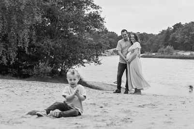Zwangerschapsfotografie in West-Brabant – Puur, liefdevol en ontspannen

Een zwangerschap is een bijzondere periode vol liefde, verwachting en kleine dagelijkse momenten die je nooit wilt vergeten. Met mijn zwangerschapsfotografie in West-Brabant leg ik deze momenten op een pure en ongedwongen manier vast. Geen stijve poses, maar foto’s die jullie verhaal en jullie emoties laten zien.

Lifestyle zwangerschapsshoot aan huis of op locatie

De mooiste zwangerschapsfoto’s ontstaan wanneer je je op je gemak voelt. Daarom kan een zwangerschapsshoot bij jullie thuis plaatsvinden, in jullie vertrouwde omgeving. Maar ook een buitenlocatie zoals een bos, heide of strand in West-Brabant is perfect. Samen kiezen we de plek die bij jullie past, zodat de fotoshoot ontspannen en natuurlijk verloopt.

Voor jou, jullie en het gezin

Of je nu kiest voor een intieme shoot alleen of samen met je partner en eventuele kinderen, ik zorg dat iedereen zich comfortabel voelt. De focus ligt op echte momenten: knuffels, lachen, aanrakingen en kleine details die jullie zwangerschap zo bijzonder maken.

Zwangerschapsfotografie in West-Brabant

Ik werk als zwangerschapsfotograaf in West-Brabant, in steden en dorpen zoals Breda, Roosendaal, Bergen op Zoom, Rijsbergen, Zundert, Goes en Etten-Leur. Mijn stijl is lifestyle: warm, puur en intiem. Foto’s die jullie terug laten voelen hoe deze periode was – liefdevol, ontspannen en echt.

Wanneer is de beste tijd voor een zwangerschapsshoot?

De meeste vrouwen plannen hun zwangerschapsshoot tussen de 30 en 36 weken. Op dat moment is de buik mooi rond en voel je je nog comfortabel genoeg voor de shoot. Uiteraard stemmen we de planning af op jullie wensen en ritme.

Waarom kiezen voor een lifestyle zwangerschapsshoot?

Intiem, natuurlijk en puur vastgelegd

Ontspannen aan huis of op een mooie buitenlocatie

Focus op liefde, connectie en emotie

Geschikt voor alleen mama, samen met partner of het hele gezin

Bewaar deze bijzondere periode voor altijd

Een zwangerschap is een unieke fase die je maar één keer beleeft. Een zwangerschapsfotoshoot legt deze tijd vast, zodat jullie later met trots en warmte terug kunnen kijken.

Wil je jullie zwangerschap op een liefdevolle, ontspannen en pure manier laten vastleggen? Plan dan een zwangerschapsshoot in West-Brabant en Zeeland en leg jullie verhaal vast voor altijd.