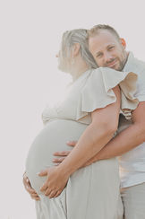 Zwangerschapsfotografie in West-Brabant – Puur, liefdevol en ontspannen

Een zwangerschap is een bijzondere periode vol liefde, verwachting en kleine dagelijkse momenten die je nooit wilt vergeten. Met mijn zwangerschapsfotografie in West-Brabant leg ik deze momenten op een pure en ongedwongen manier vast. Geen stijve poses, maar foto’s die jullie verhaal en jullie emoties laten zien.

Lifestyle zwangerschapsshoot aan huis of op locatie

De mooiste zwangerschapsfoto’s ontstaan wanneer je je op je gemak voelt. Daarom kan een zwangerschapsshoot bij jullie thuis plaatsvinden, in jullie vertrouwde omgeving. Maar ook een buitenlocatie zoals een bos, heide of strand in West-Brabant is perfect. Samen kiezen we de plek die bij jullie past, zodat de fotoshoot ontspannen en natuurlijk verloopt.

Voor jou, jullie en het gezin

Of je nu kiest voor een intieme shoot alleen of samen met je partner en eventuele kinderen, ik zorg dat iedereen zich comfortabel voelt. De focus ligt op echte momenten: knuffels, lachen, aanrakingen en kleine details die jullie zwangerschap zo bijzonder maken.

Zwangerschapsfotografie in West-Brabant

Ik werk als zwangerschapsfotograaf in West-Brabant, in steden en dorpen zoals Breda, Roosendaal, Bergen op Zoom, Rijsbergen, Zundert, Goes en Etten-Leur. Mijn stijl is lifestyle: warm, puur en intiem. Foto’s die jullie terug laten voelen hoe deze periode was – liefdevol, ontspannen en echt.

Wanneer is de beste tijd voor een zwangerschapsshoot?

De meeste vrouwen plannen hun zwangerschapsshoot tussen de 30 en 36 weken. Op dat moment is de buik mooi rond en voel je je nog comfortabel genoeg voor de shoot. Uiteraard stemmen we de planning af op jullie wensen en ritme.

Waarom kiezen voor een lifestyle zwangerschapsshoot?

Intiem, natuurlijk en puur vastgelegd

Ontspannen aan huis of op een mooie buitenlocatie

Focus op liefde, connectie en emotie

Geschikt voor alleen mama, samen met partner of het hele gezin

Bewaar deze bijzondere periode voor altijd

Een zwangerschap is een unieke fase die je maar één keer beleeft. Een zwangerschapsfotoshoot legt deze tijd vast, zodat jullie later met trots en warmte terug kunnen kijken.

Wil je jullie zwangerschap op een liefdevolle, ontspannen en pure manier laten vastleggen? Plan dan een zwangerschapsshoot in West-Brabant en Zeeland en leg jullie verhaal vast voor altijd.