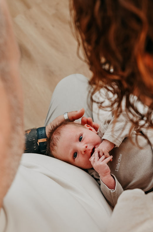 Op zoek naar newborn fotografie in West-Brabant en Zeeland?
Ik leg jullie kindje vast in een ontspannen en liefdevolle setting, gewoon bij jullie thuis. Geen ongemakkelijke poses of ingewikkelde attributen, maar pure en echte momenten. Jullie veilige plek, jullie cocon – dat is waar de mooiste herinneringen ontstaan.

Als newborn fotograaf in West-Brabant werk ik in plaatsen zoals Breda, Roosendaal, Breda, Goes, Bergen op Zoom en Etten-Leur. Ik fotografeer jullie kleintje zoals hij of zij is, met aandacht voor jullie gezin, de connectie en de kleine details die deze periode zo bijzonder maken.

Kies voor een newborn fotoshoot aan huis en bewaar de herinnering aan deze eerste dagen voor altijd – warm, puur en echt.