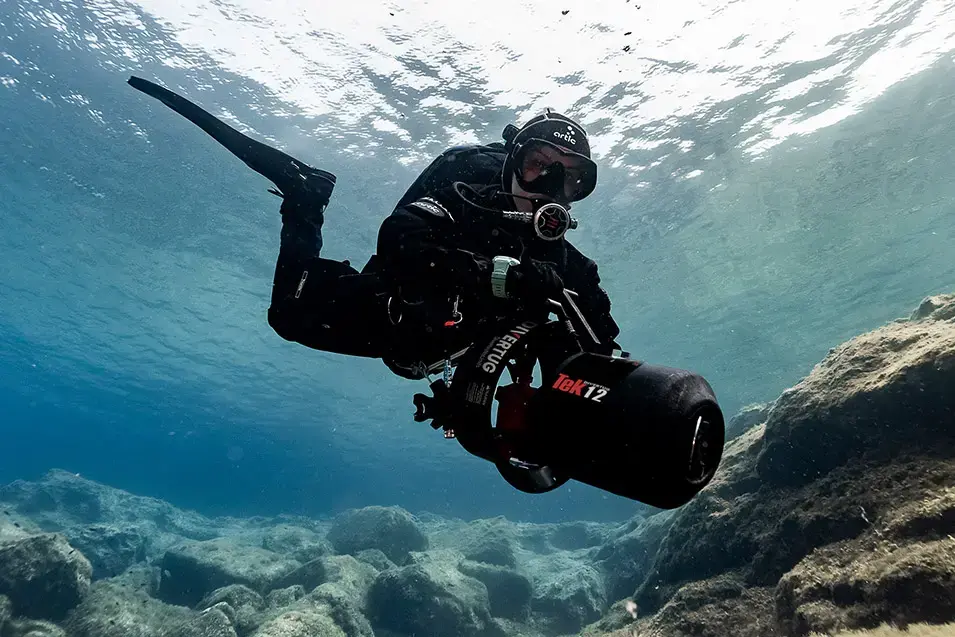 Diver using a The Diver Tug Tek 12 - Diver Propulsion Vehicle