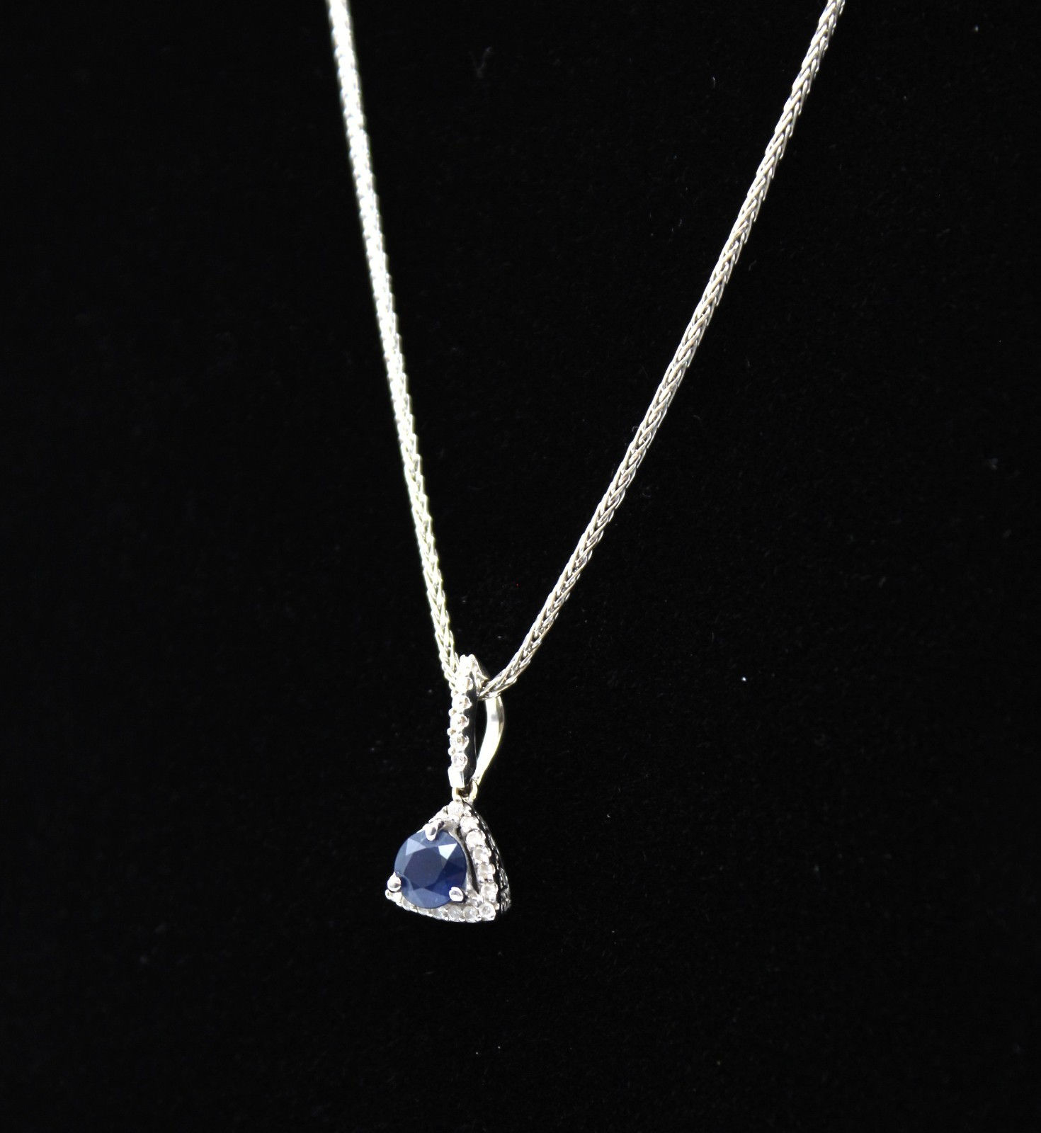 Beautiful  14K White Gold 0.5ct Blue Stone Halo Pendant Necklace 16.5-in ( 4.1g)
