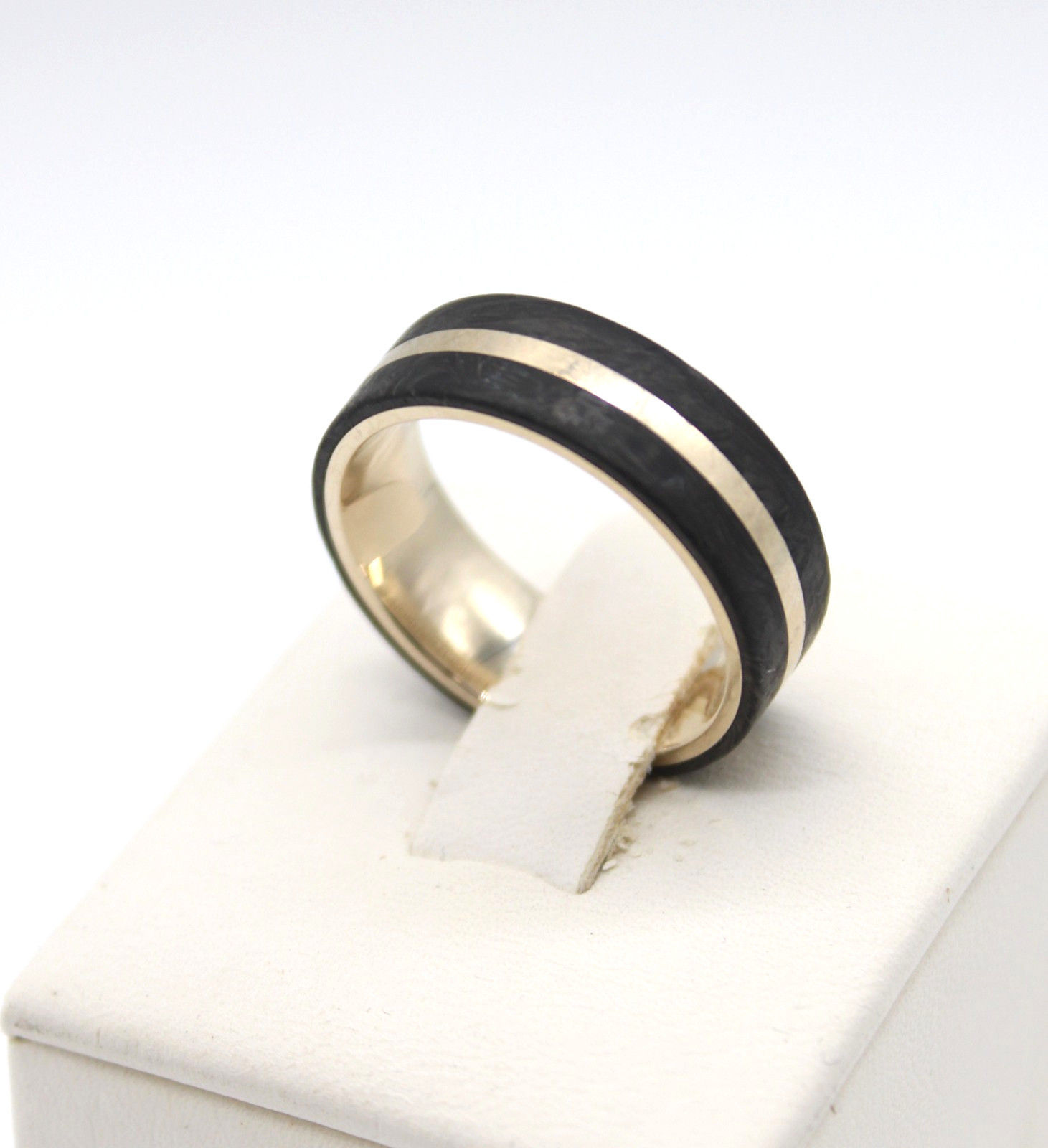 Men’s Forged Carbon Fiber & 18K Gold Wedding Band Ring Size 9.5  ( 9.3 grams )