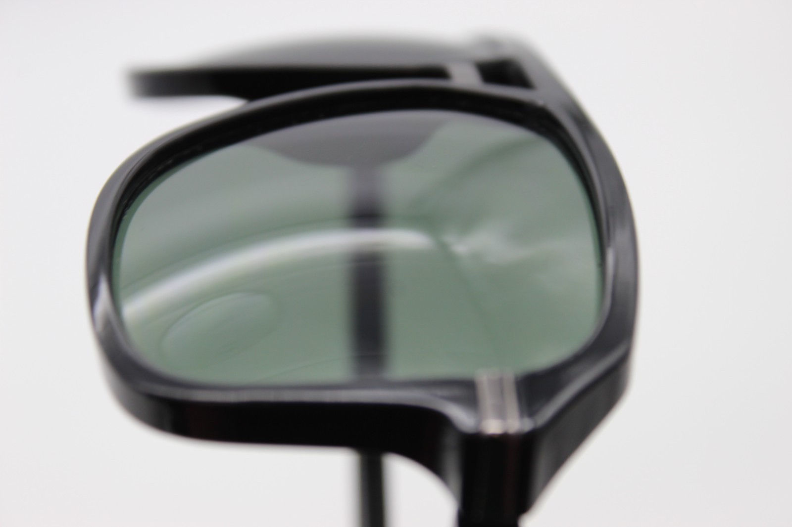 GUESS Men’s Sunglasses Black Aviator Navigator Green Lens 60-12-140