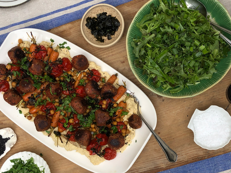 Hummusbowl med ungsrostade grönsaker, Alobabullar och grönsallad med champagnevinägrett