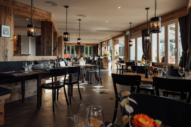 Offene Gaststube der Bergstube mit rustikalem Holzinterieur