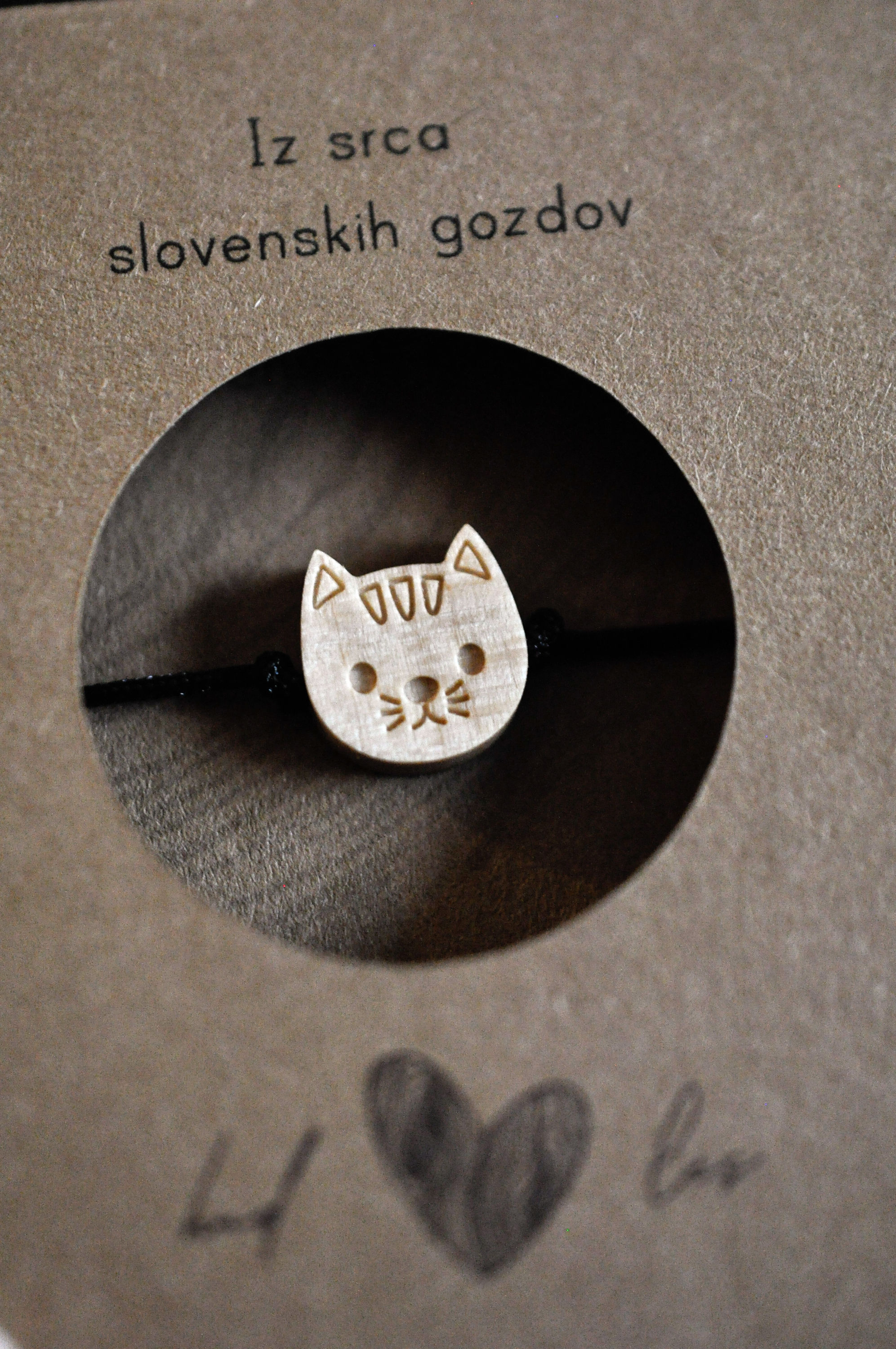 Lesena zapestnica muca