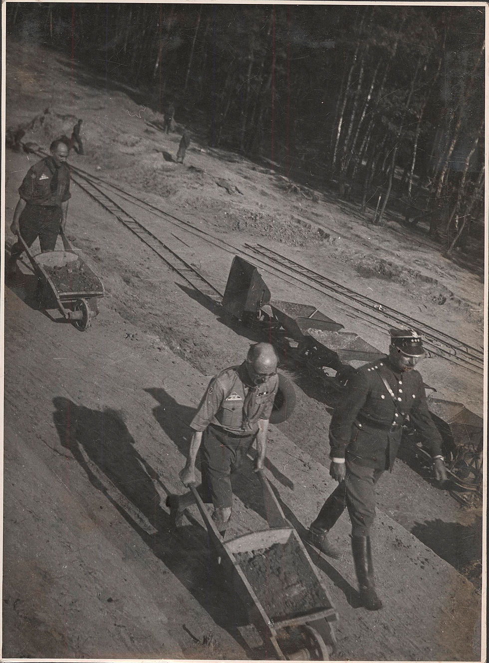 141. Teleki Pál politikus, földrajztudós a krakkói Pilsudski-halom építésekor.