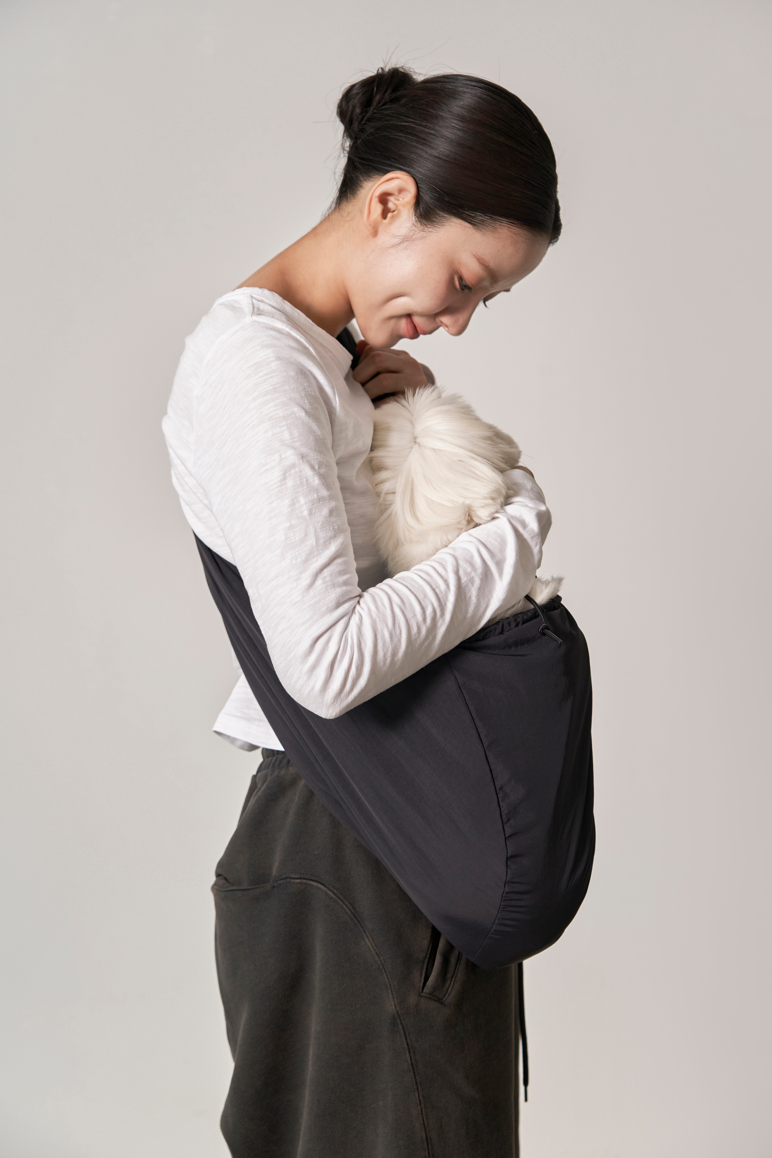 軽さも機能もデザインも。新しい定番になる新作スリングバッグ「SOFT
