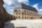 Blick vom Unteren Schlosshof zum Haupteingang