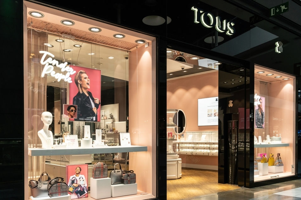 Tienda con joyería fina TOUS mostrando el emblemático osito