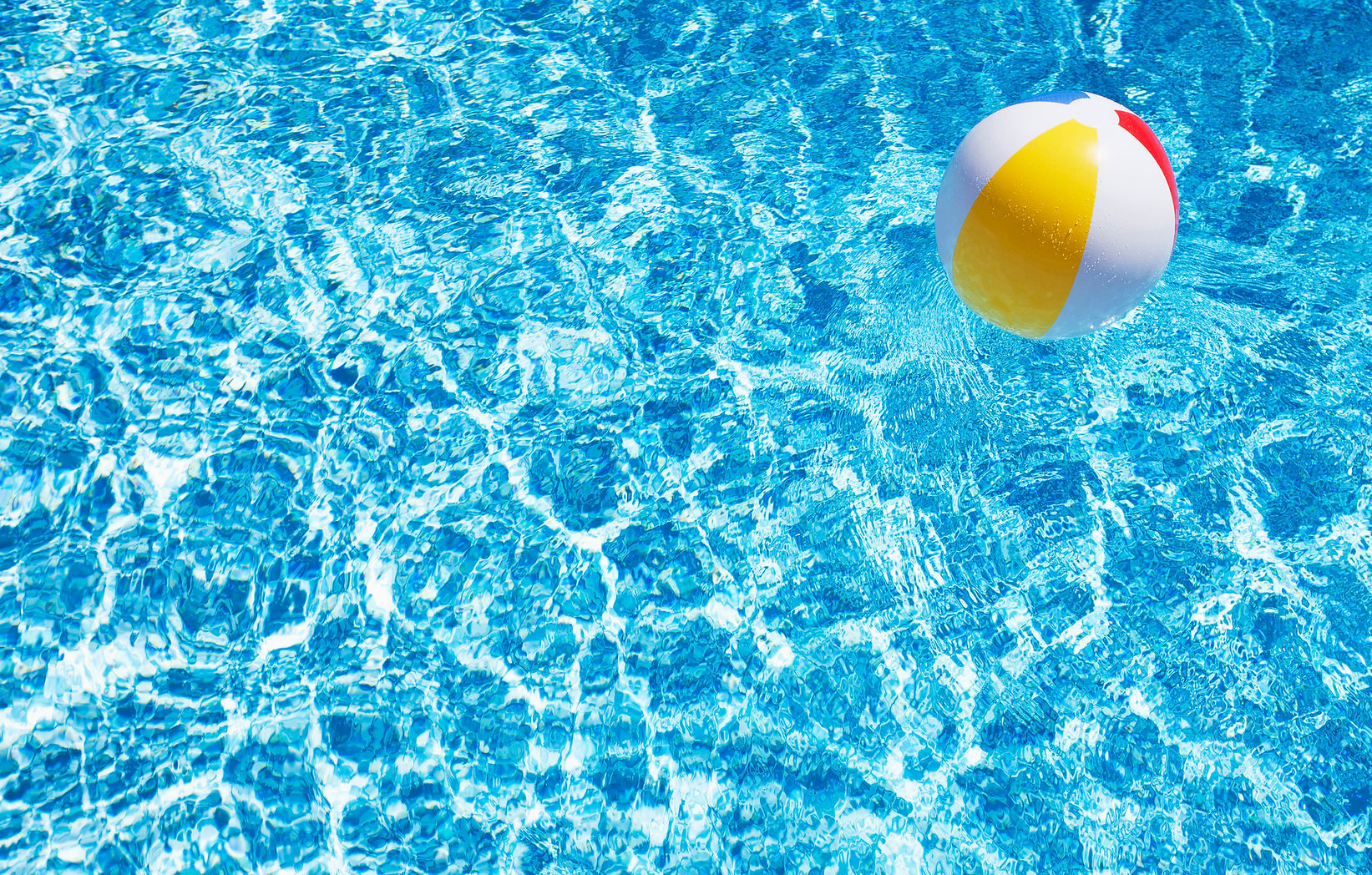 Strandball in Pool