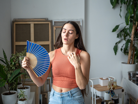 Une femme qui se rafraîchit en période de canicule