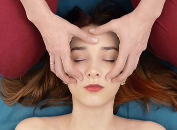 Femme recevant un shiatsu du visage ou kobido