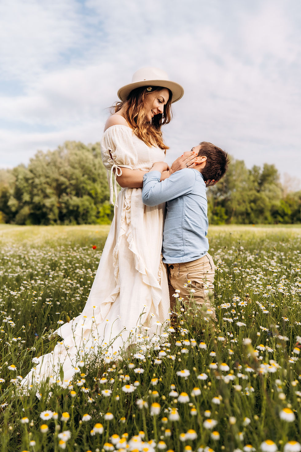 Thumbnail: Tulip Cotton gauze gown for maternity photo session