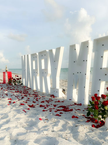 Lido beach proposal date night ideas. picnic setup on beach in Lido key. cute date night ideas in Lido key. 