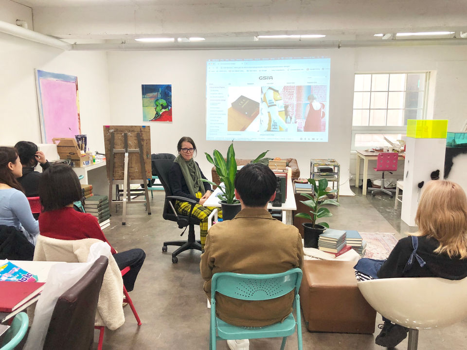 유학미술 강의: 학생들이 강사의 프레젠테이션을 듣고 있습니다.