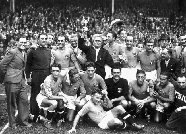 İtalya Milli Takımı ve Giuseppe Meazza şampiyonluk kutlaması