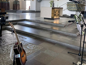 Kyrka-gitarr_edited_edited.jpg