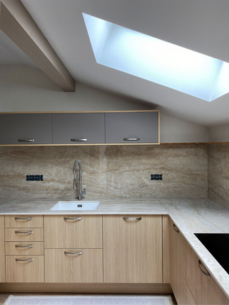 Cuisine sur mesure avec plan de travail en Dekton, crédence assortie et façades en plaquage chêne