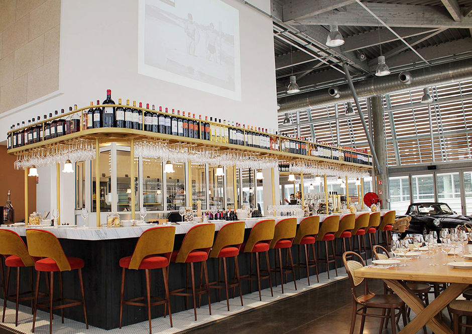Agencement intérieur sur mesure pour restaurant avec comptoir bois à Bordeaux