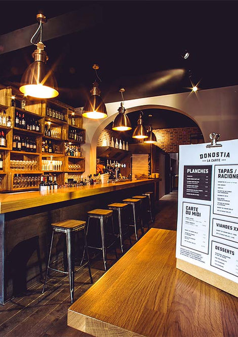 Comptoir de bar en bois sur mesure pour restaurant à Bordeaux